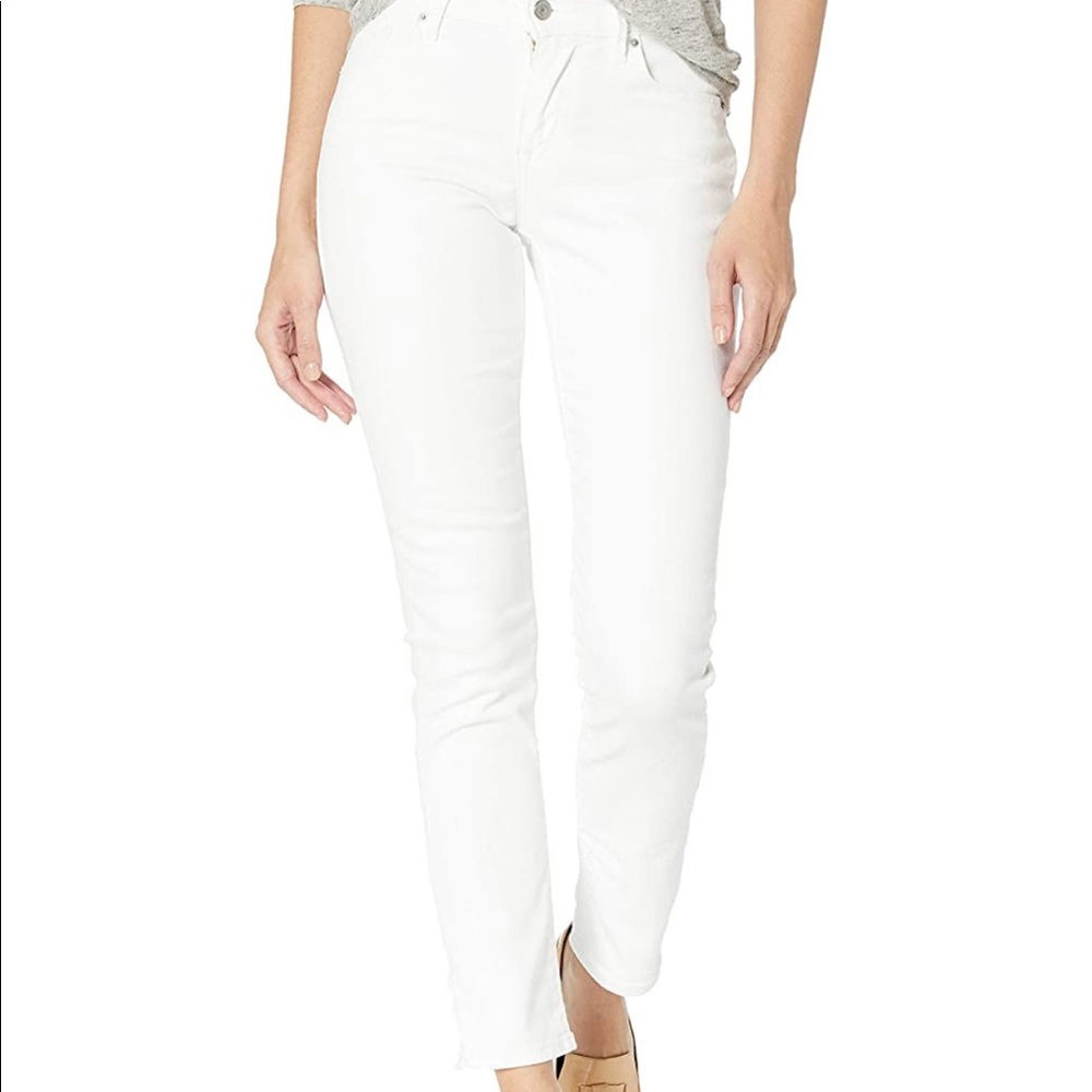 NEW Levi’s White Skinny Jeans. All offers welcomed